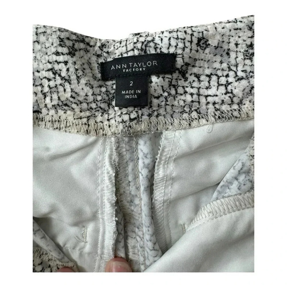 Ann Taylor Snake print Cropped Wide Leg Pants Size 2 - Picture 3 of 7